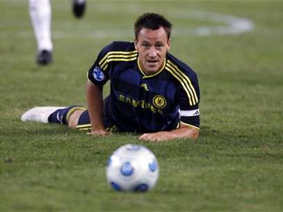 Chelsea's John Terry keeps his eyes on the ball as he falls on the pitch during the second half of their 2009 World Football Challenge soccer match against AC Milan in Baltimore, Maryland, July 24, 2009. Foto: Hyungwon Kang / Reuters In English