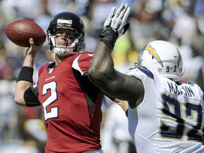 Matt Ryan (2), quarterback de los Falcons de Atlanta, lanza un pase bajo presión del defensive end Vaughn Martin, de los Chargers de San Diego, en la primera mitad del juego del domingo 23 de septiembre de 2012, en San Diego.  Foto: Denis Poroy / AP