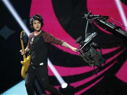 Green Day lead vocalist and guitarist Billie Joe Armstrong grabs a camera during the 2012 iHeart Radio Music Festival at the MGM Grand Garden Arena in Las Vegas, Nevada September 21, 2012. Foto: Steve Marcus / Reuters In English