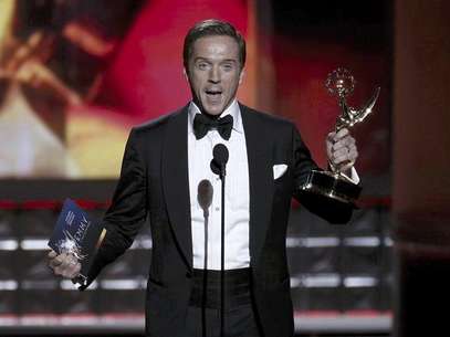 Actor Damian Lewis accepts the award for outstanding lead actor in a drama series for his role in "Homeland" at the 64th Primetime Emmy Awards in Los Angeles, September 23, 2012. Foto: Lucy Nicholson / Reuters In English
