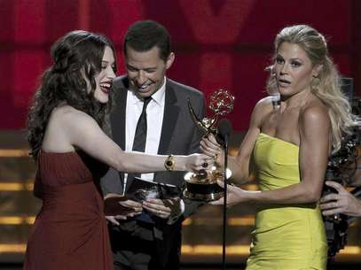 Presenters Kat Dennings and Jon Cryer hand out the award for outstanding supporting actress in a comedy series to Julie Bowen (R) for "Modern Family" at the 64th Primetime Emmy Awards in Los Angeles, September 23, 2012. Foto: Lucy Nicholson / Reuters In English