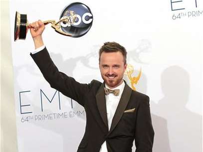 Aaron Paul sostiene su premio al Mejor Actor de Reparto en una serie dramática por su rol en "Breaking Bad" en la entrega de los Emmy en Los Angeles, sep 23 2012. Foto: Mario Anzuoni / Reuters en español
