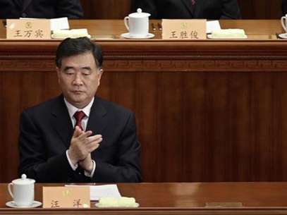 Wang Yang, Party Secretary of the Guangdong Province, claps during the opening ceremony of the Chinese People's Political Consultative Conference (CPPCC) at the Great Hall of the People in Beijing March 3, 2012. Foto: Jason Lee / Reuters In English