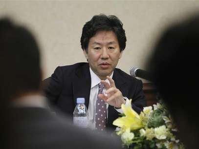 Japan Finance Minister Jun Azumi gestures while answering questions during a news conference after the 15th ASEAN plus 3 Finance Ministers and Central Bank Governors' meeting in Manila May 3, 2012. Foto: Romeo Ranoco / Reuters In English