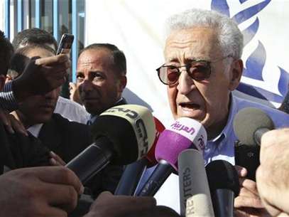 UN-Arab League peace envoy for Syria Lakhdar Brahimi speaks to the media during his visit to the Al Zaatri refugee camp in the Jordanian city of Mafraq, near the border with Syria, September 18, 2012. Foto: Muhammad Hamed / Reuters In English