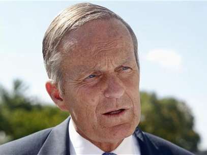 U.S. Senate candidate Todd Akin speaks to the media after a rally outside the Missouri Capitol with the New Women's Group in Jefferson City, Missouri September 21, 2012. Foto: Sarah Conard / Reuters In English