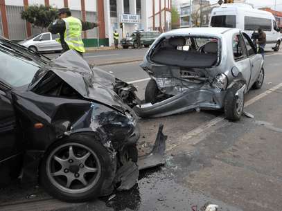 Al menos tres personas resultaron heridas al chocar esta mañana cuatro automóviles en Avenida Hipólito Yrigoyen al 1500, en Gerli, partido de Avellaneda. La colisión se produjo como consecuencia del accionar de un conductor joven de 25 años, aparentemente alcoholizado, que había ingerido líquido de frenos para evitar dar positivo en el test de alcoholemia. Foto: Télam