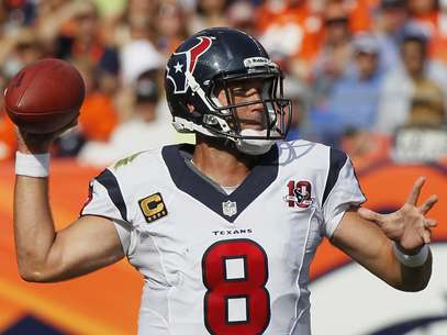 Houston Texans quarterback Matt Schaub throws against the Denver Broncos in their NFL football game in Denver September 23, 2012.  Foto: RICK WILKING / REUTERS