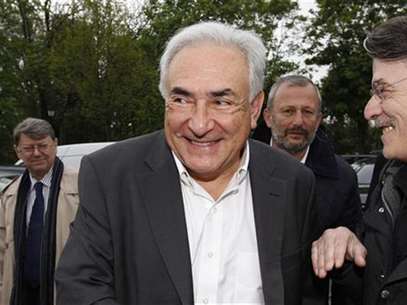 Former IMF head Dominique Strauss-Kahn (C) and Francois Pupponi (2ndR), Deputy Mayor of Sarcelles arrive at a polling station in the second round of the 2012 French presidential elections in Sarcelles May 6. Foto: Gonzalo Fuentes / Reuters In English