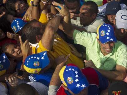 Capriles denunció que dos dirigentes murieron cuando una caravana en la localidad de Barinitas fue atacada a balazos. Foto: Carlos Garcia Rawlins / REUTERS
