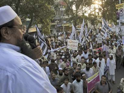 El dirigente del grupo religioso paquistaní Jamaat-ud-Dawa, Hafiz Saeed, habla ante las personas que el domingo 30 de septiembre de 2012 se manifiestan en la ciudad paquistaní de Lahore contra la película antimusulmana que ha desatado protestas en el mundo islámico.  Foto: K.M. Chaudary / AP