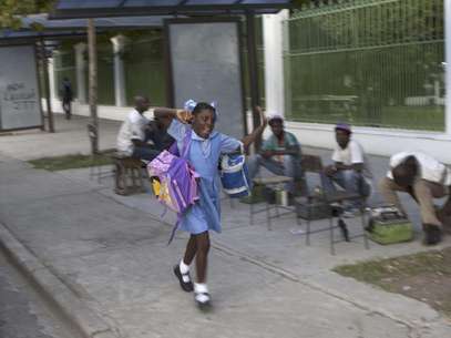 Una estudiante se apresura a ir al colegio en Puerto Príncipe, Haití, el lunes 1 de octubre de 2012.  Foto: Dieu Nalio Chery / AP