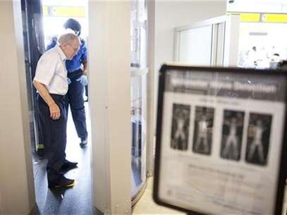A man receives instructions on going through a full body scanner at a Transportation Security Administration security checkpoint in the Newark Liberty International Airport in Newark, New Jersey July 28, 2011. Foto: Lucas Jackson / Reuters In English