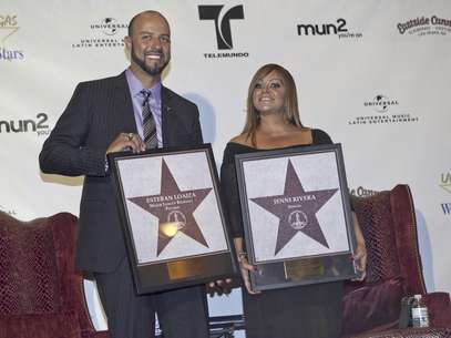 En esta foto del 1 de julio del 2011, la cantante Jenni Rivera y su esposo, el ex beisbolista Esteban Loaiza, posan para una foto durante una ceremonia en la que fueron incorporados al Salón de las Estrellas de Las Vegas. La pareja, que se casó el 8 de septiembre del 2010, presentó una solicitud de divorcio el lunes 1 de octubre del 2012, anunció Rivera el miércoles.  Foto: Julie Jacobson, Archivo / AP