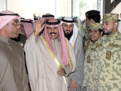 Kuwaiti Crown Prince Sheikh Nawaf al-Ahmad al-Jaber al-Sabah waves as he arrives for the opening ceremony of the 14th legislative session of parliament in Kuwait City February 15, 2012. Foto: Stephanie McGehee / Reuters In English