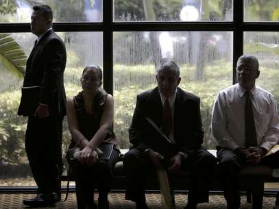 En esta foto del lunes 17 de septiembre de 2012, un grupo de solicitantes de empleo espera a la entrada de una feria en Fort Lauderdale, Florida.  Foto: Lynne Sladky, archivo / AP
