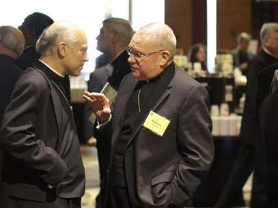 Bishop Salvatore Cordileone and Bishop Walter Edyvean chat after an executive session of United States Conference of Catholic Bishops Spring General Assembly in Bellevue, Washington, June 16, 2011. Foto: Marcus Donner / Reuters In English