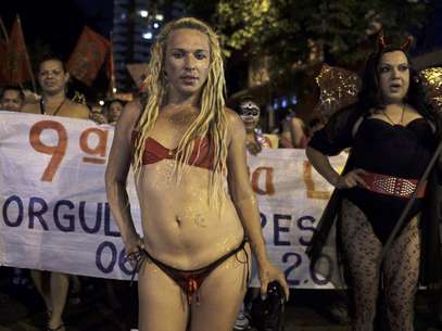 Travestis participan en una marcha del orgullo gay en Asunción, el sábado 6 de octubre de 2012.  Foto: Jorge Sáenz / AP