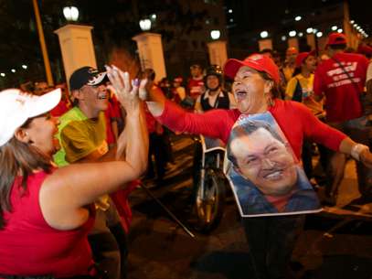 Simpatizantes del presidente de Venezuela, Hugo Chávez, se felicitan después del cierre de las urnas y antes de que se conociese la reelección del mandatario, el domingo 7 de octubre de 2012, en Caracas.  Foto: Rodrigo Abd / AP