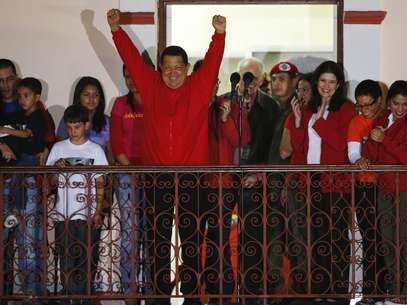 Luciendo una chaqueta con el rojo característico del partido de Gobierno, Chávez hizo un reconocimiento al pueblo de Venezuela. Foto: Reuters