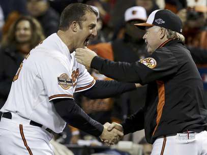 Jim Thome, de los Orioles de Baltimore, a la izquierda, saluda al piloto Buck Showalter tras de que el equipo derrotara 3-2 a los Yanquis de Nueva York en el Segundo Partido de la serie divisional de la Liga Americana en Baltimore, el lunes 8 de octubre de 2012.  Foto: Alex Brandon / AP