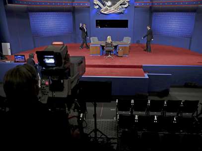 Estudiantes que interpretan al vicepresidente Joe Biden y a su contrincante republicano Paul Ryan caminan en el escenario durante los preparativos efectuados el día anterior para el debate presidencial que tendrá lugar el jueves 11 de octubre de 2012 en el Centre College, en Danville, Kentucky.  Foto: Morry Gash / AP