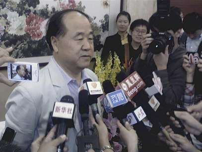 Chinese writer Mo Yan (L) talks to the media during a news conference in his hometown Gaomi, Shandong province October 11, 2012. Foto: China Daily / Reuters In English