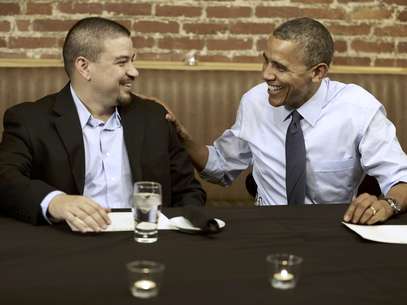 El presidente Barack Obama se reúne con Mario Orosa, de North Canton, Ohio, y otros ganadores del concurso de recaudación de fondos de campaña  "Dinner With Barack" (Cena con Barack) en el Smith Commons Dining Room and Public House en Washington, el viernes, 12 de octubre del 2012.  Foto: Jacquelyn Martin / AP