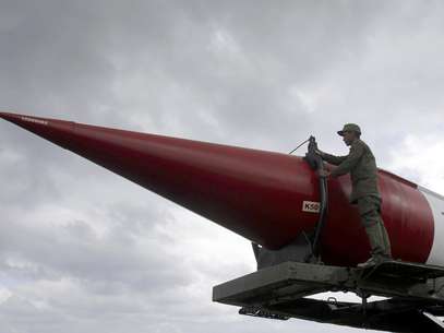 Un soldado posa junto a un viejo misil soviético, exhibido en el complejo militar Morro Cubana en La Habana, el sábado 13 de octubre de 2012. A 50 años de la crisis de los misiles, se han descartado varios mitos que rodearon esa peligrosa confrontación  Foto: Ismael Francisco, Cubadebate / AP
