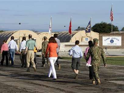 Members of the media pool move to the courtroom at the U.S. Navy base at Guantanamo Bay May 5, 2012. Foto: Walter Michot / Reuters In English