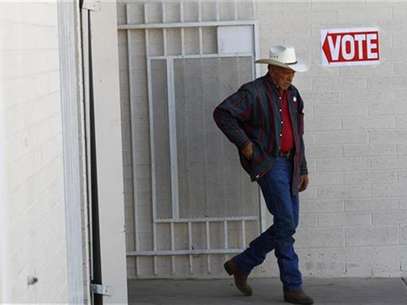 A voter exits a polling station after voting in Phoenix, Arizona February 28, 2012. Foto: Joshua Lott / Reuters
