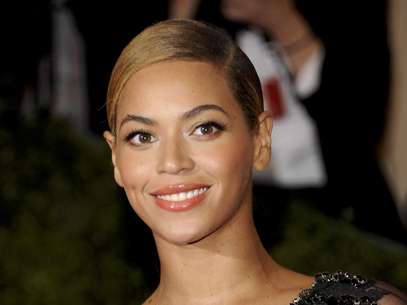 En esta foto del 7 de mayo del 2012, Beyonce Knowles asiste a la gala del Instituto del Traje del Museo de Arte Metropolitano en Nueva York. Una fuente allegada al Super Bowl dijo a la AP que Beyonce encabezará el espectáculo del medio tiempo en la gran final del fútbol estadounidense, el 3 de febrero del 2013 en Nueva Orleáns.  Foto: Evan Agostini, Archivo / AP
