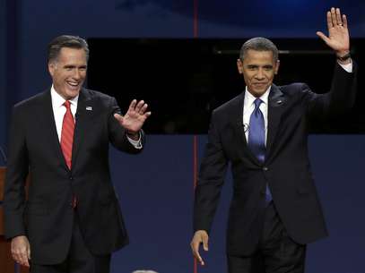 El candidato presidencial republicano Mitt Romney y el presidente Barack Obama saludan a la audiencia en su primer debate, en Denver, el 3 de octubre de 2012. Foto: Charlie Neibergall, Archivo / AP