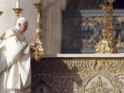 Pope Benedict XVI blesses the altar during a special mass to canonize seven new saints, including the first ever native American to be declared a saint, at St. Peter's square in Vatican City October 21, 2012. Foto: Stefano Rellandini / Reuters