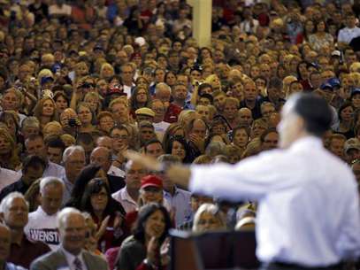 U.S. Republican presidential nominee Mitt Romney speaks during a campaign stop at Jet Machine in Cincinnati, Ohio October 25, 2012. Foto: Brian Snyder / Reuters