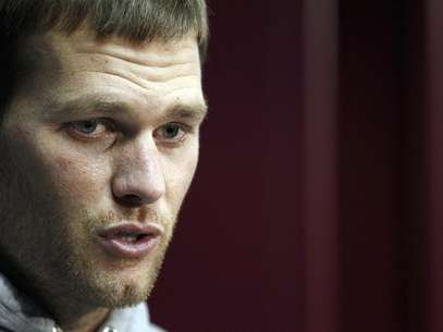 El jugador de los Patriots de Nueva Inglaterra, Tom Brady, habla en una rueda de prensa el miécoles, 24 de octubre de 2012, en Foxborough, Massachusetts.  Foto: Stephan Savoia / AP