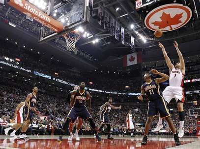 Toronto Raptors Andrea Bargnani puts up a shot over Indiana Pacers David West (21) during the first half of their NBA basketball game in Toronto October 31, 2012. Foto: Mark Blinch / Reuters