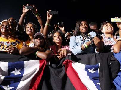 Women point their cameras at the stage as U.S. President Barack Obama speaks at a campaign rally in Cleveland, Ohio October 25, 2012. Foto: Kevin Lamarque / Reuters