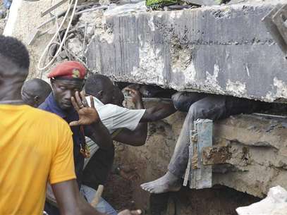 Rescue workers look for survivors from the debris of a collapsed building rented by Melcom Ltd, which runs Ghana's largest chain of retail department stores, in Accra November 7, 2012. Foto: Stringer / Reuters