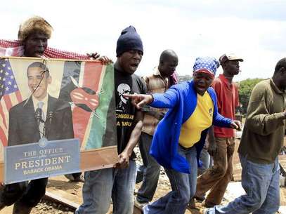 People celebrate the re-election of US President Barack Obama at the sprawling Kibera slums of Kenya's capital Nairobi, November 7, 2012. President Obama won a second term in the White House on Tuesday, overcoming deep doubts among voters about his handling of the U.S. economy to score a clear victory over Republican challenger Mitt Romney. Foto: Noor Khamis / Reuters