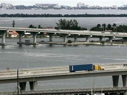 A truck transports a container into a port of Miami, October 4, 2007. Foto: Carlos Barria / Reuters