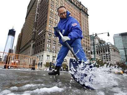 Gilber Hernandez limpia nieve de una acerca en el distrito financiero de Nueva York, nov 8 2012. Una tormenta invernal inusual para la época y cargada de nieve, lluvia y peligrosos vientos impactaba el jueves el noreste de Estados Unidos, dejando nuevamente sin luz a muchos residentes de la región más poblada del país, justo cuando apenas empezaba a recuperarse del paso de Sandy. Foto: Brendan McDermid / Reuters