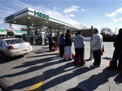 People stand in line with gas cans to fill at one of the few gas stations open on hard-hit Staten Island in New York City following Hurricane Sandy, November 2, 2012. Foto: Mike Segar / Reuters