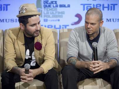 Rene Pérez “Residente” y Eduardo Martínez Cabra “Visitante” del dúo puertorriqueño Calle 13 durante una conferencia de prensa en la Ciudad de México el jueves 8 de noviembre de 2012. Calle 13 presentó el video de su sencillo “La Bala” realizado en conjunto con UNICEF.  Foto: lexandre Meneghini / AP