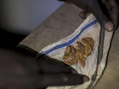 A man shows off his gold to potential buyers in a hotel in Kapoeta, South Sudan September 27, 2012. Foto: Adriane Ohanesian / Reuters