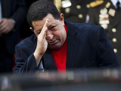 Venezuela's President Hugo Chavez salutes Brazil's Foreign Minister Antonio Patriota as he leaves in a car after their meeting at the Miraflores Palace in Caracas November 1, 2012. Foto: Carlos Garcia Rawlins / Reuters