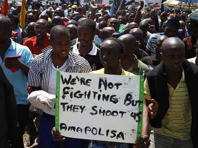 Striking platinum miners march near the Anglo-American Platinum (AMPLATS) mine near Rustenburg in South Africa's North West Province, October 5, 2012. Foto: Mike Hutchings / Reuters