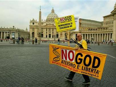 A demonstrator walks with a banner during a pro-gay protest outside Saint Peter's Square in Rome. Foto: Dylan Martinez / Reuters