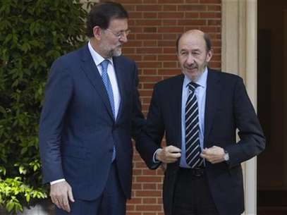Spain's Prime Minister Mariano Rajoy (L) talks with main opposition Socialist leader Alfredo Perez Rubalcaba before their meeting at the Moncloa Palace in Madrid May 25, 2012. Foto: Sergio Perez / Reuters