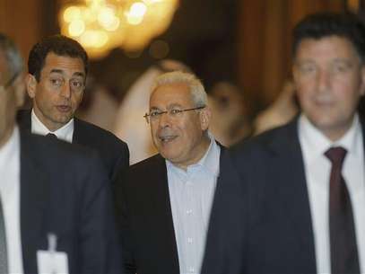 Former Syrian National Council (SNC) chief Burhan Ghalioun (C) arrives at the meeting of the General Assembly of the Syrian National Council in Doha November 10, 2012. Foto: Mohammed Dabbous / Reuters